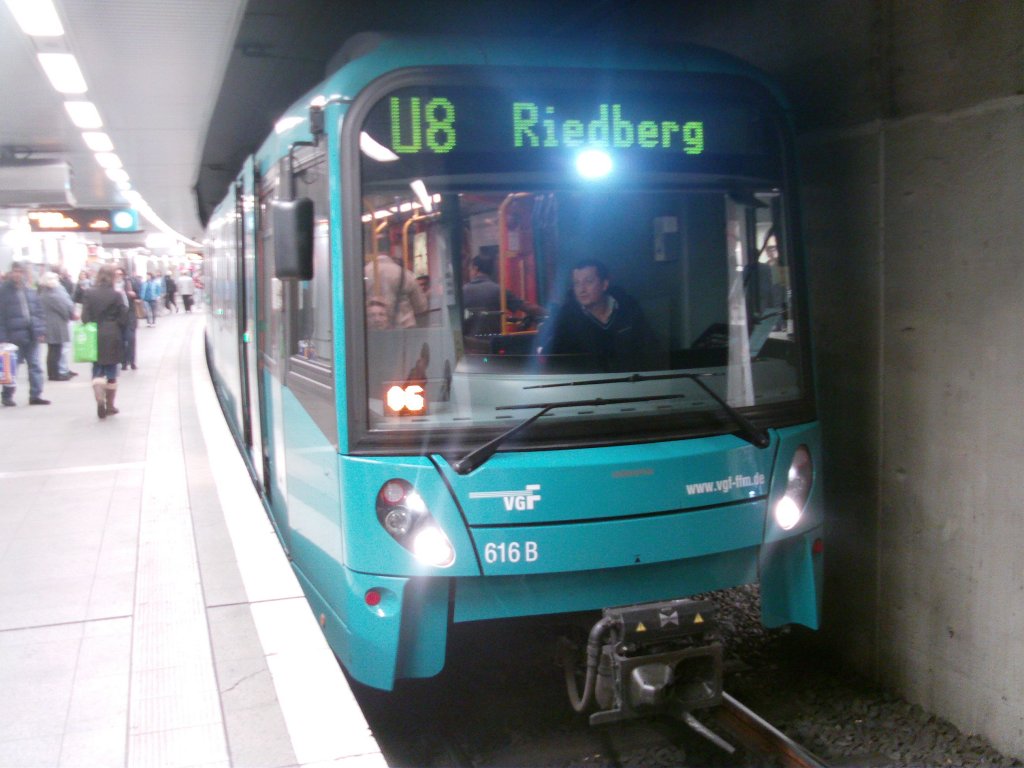 Ein U5-TW auf der Linie U8 in Richtung Riedberg an der Haltestelle Willy-Brand-Platz