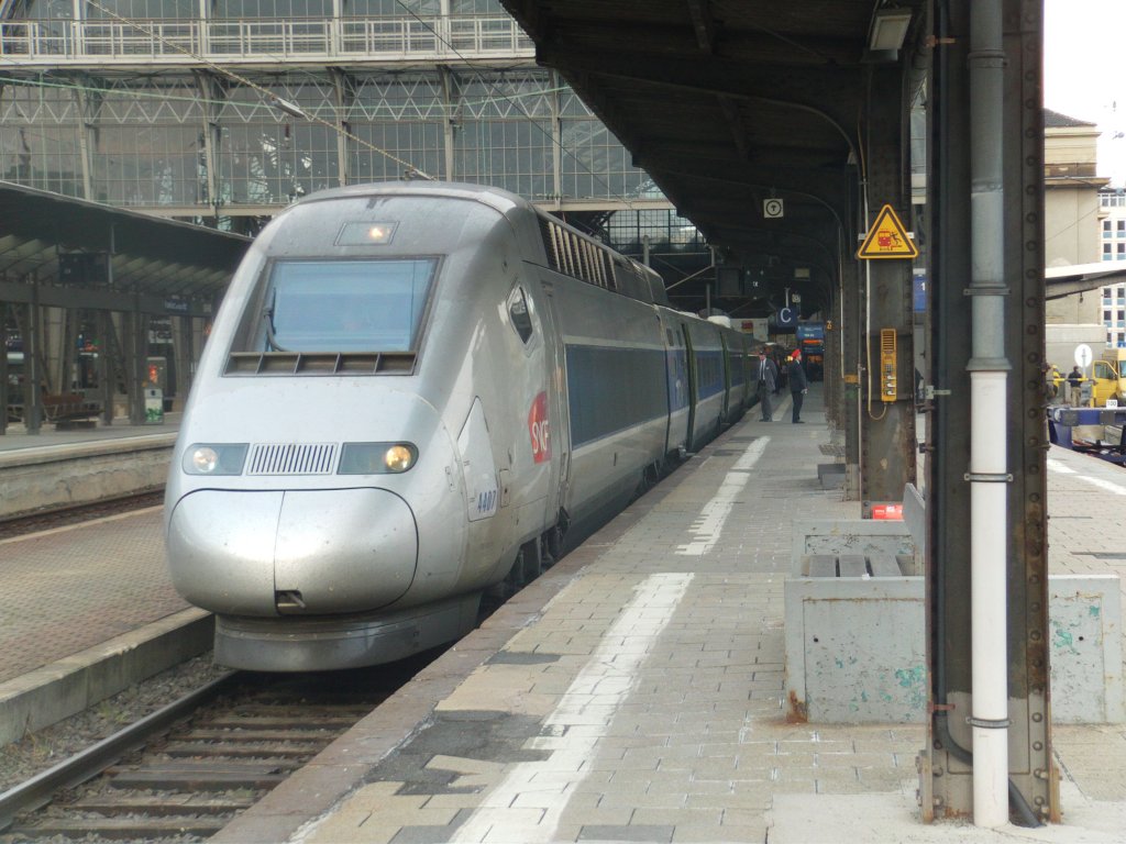 TGV Pos am Frankfurter Flughafen auf Gleis 1 in Richtung Paris Est