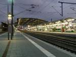 Der Erfurter Hauptbahnhof in der Abenddmmerung