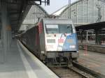 Die Bundespolizei Lok vor den EC 391 in Richtung Salzburg im Frankfurter Hbf